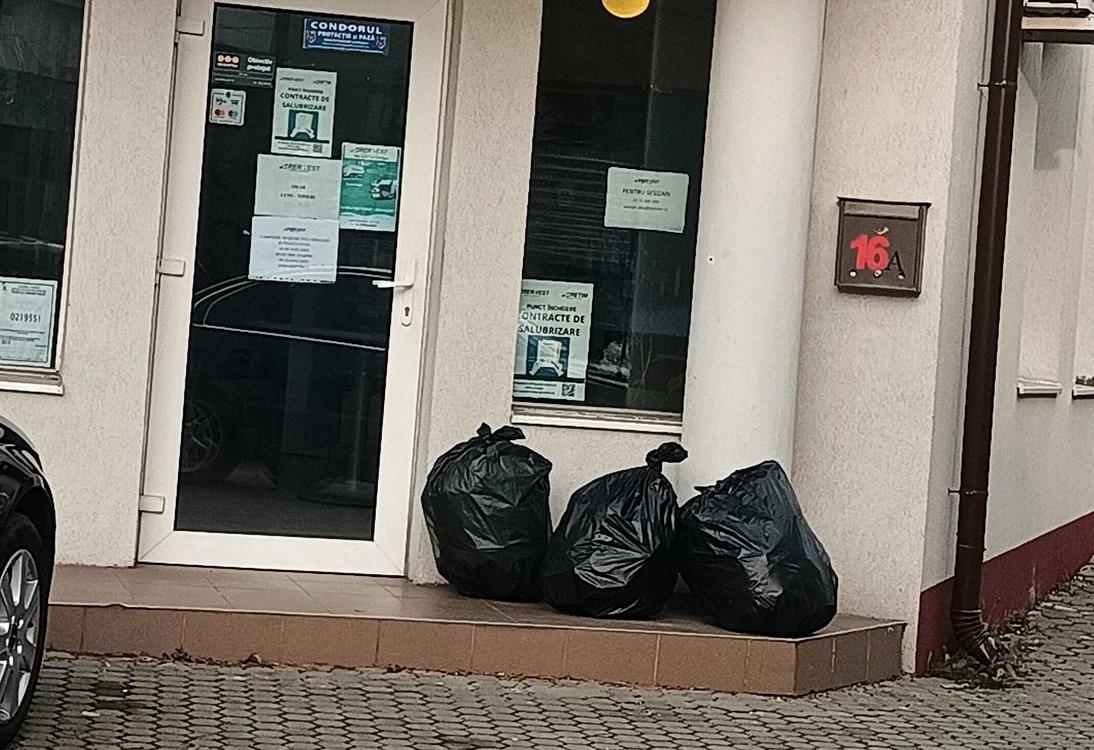 Bărbatul nemulțumit a lăsat deșeurile la ușa sediului firmei FOTO Alin Tudose/ Facebook