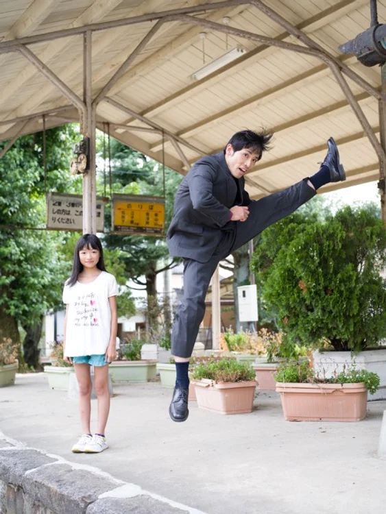 
    Yuki Aoyama a fotografiat corporatiștii trăsniți, alături de fiicele lorfoto: yukiao.jp  