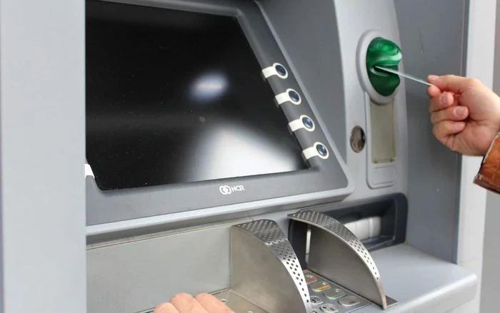 Pensionarul a uitat banii în fanta bancomatului FOTO Adevărul