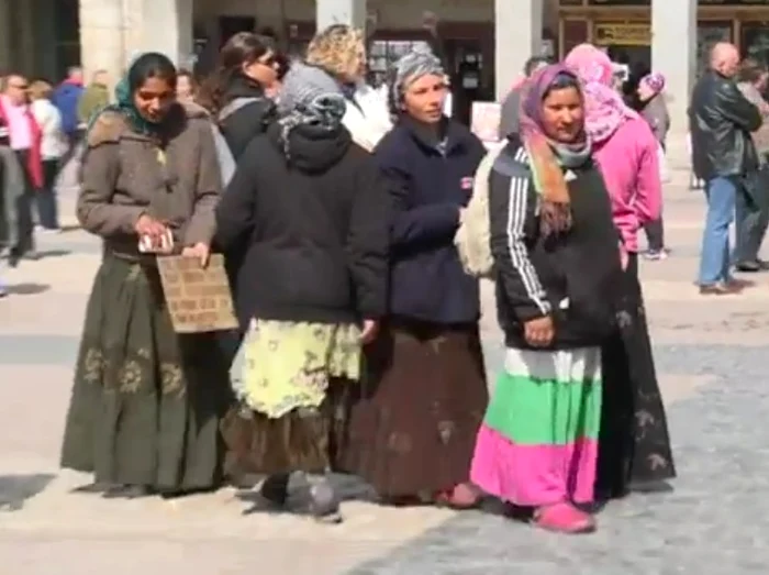 Acestea sunt femeile care s-au târât în genunchi pentru câteva monede aruncate pe asfalt la mişto de fanii lui PSV