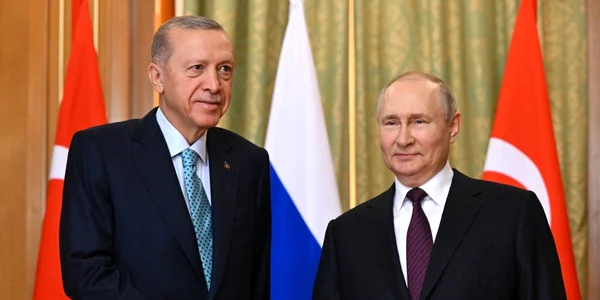 Putin da mana cu Erdogan la Soci 4 septembrie 2023 FOTO EPA EFE jpg
