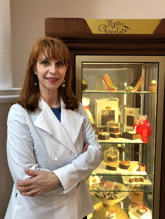 Adela Brăcău este responsabilă de minunăţiile din ciocolată