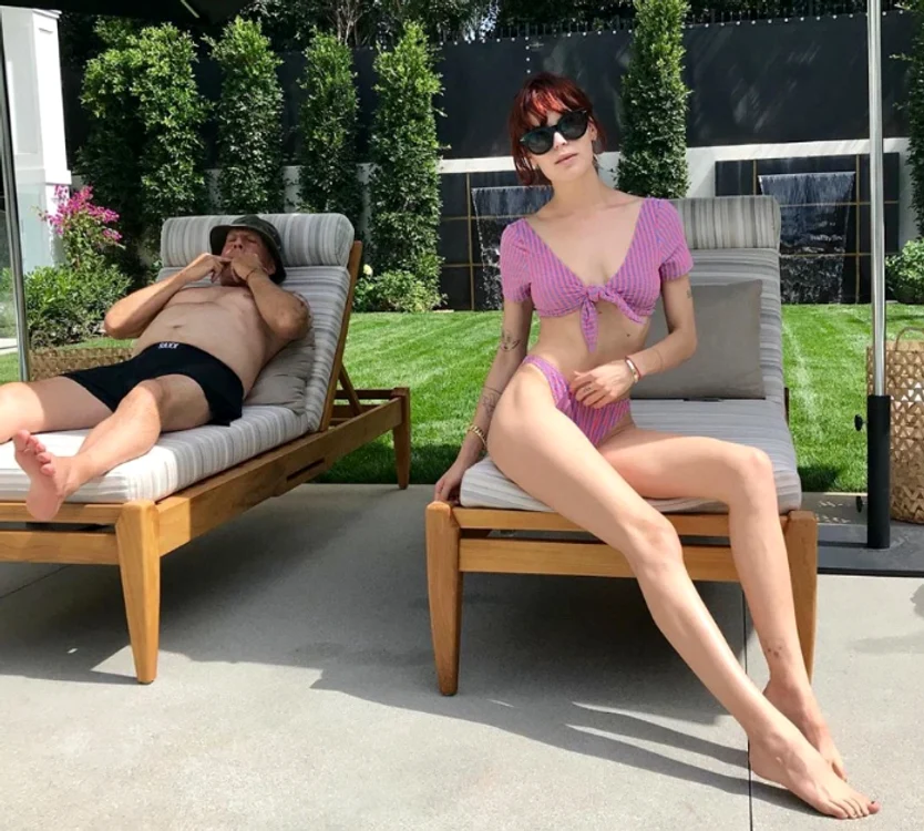 Bruce Willis s-a relaxat la umbră, în timp ce Tallulah a făcut o serie de fotografie pentru profilul său de Instagram 