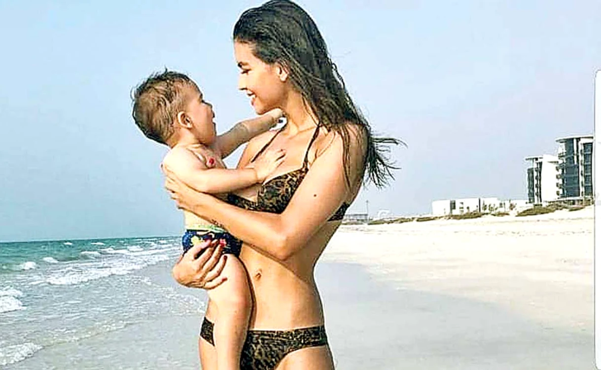 
    Sandra Mutu,  Abu Dhabi, 29 de grade  Sandra, soţia lui Adrian  Mutu, superbă la plajă  împreună cu fiul ei  