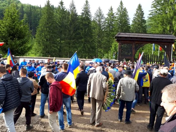 
    Peste 400 de români au venit joi să serbeze Ziua Eroilor în cimitir deși accesul era interzis de autorități Foto: G4 Media  