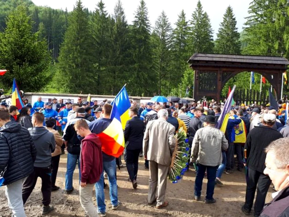 
    Peste 400 de români au venit joi să serbeze Ziua Eroilor în cimitir deși accesul era interzis de autorități Foto: G4 Media  