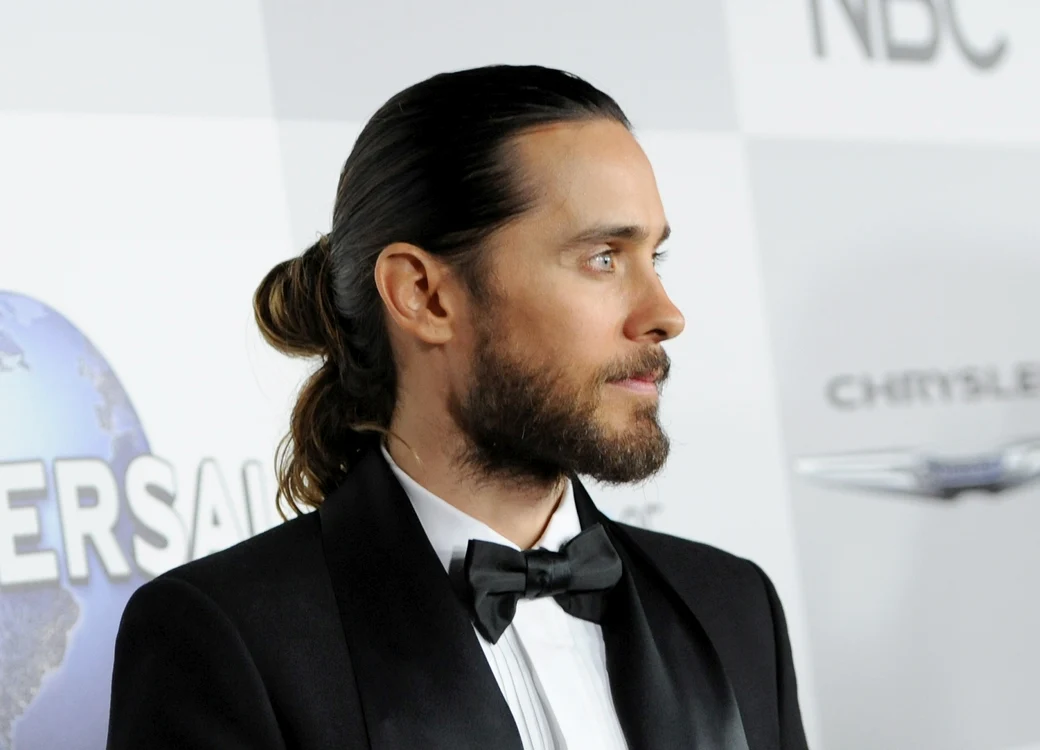 
    Faimosul actor de la Hollywood, Jared Leto, a adoptat și el coafura anului, cocul bărbătescfoto: Getty  