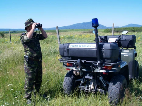 Un poliţist de frontieră a intrat în flăcări pentru a salva o domnişoară de 20 de ani