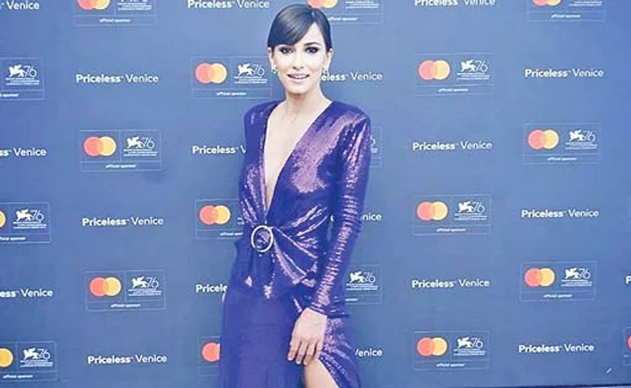 
    Secvenţă din film: Dana Rogoz,  alături de Răzvan Vasilescu  