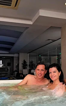 Maxer a chemat-o pe Magda la un hotel cunoscut de la mare, acolo unde i-a spus că va merge la jacuzzi, însă i-a pregătit o oră de răsfăț la masaj