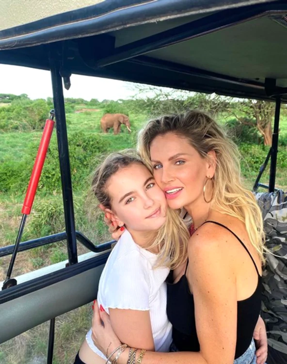 
    Andreea Bănică se află în Kenya, însoțită doar de fiica eifoto: Instagram  