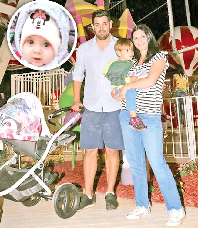 Ellie White Solista și soțul  ei, Doru Tincă, o  plimbă pe micuța  Alexis Maria cu  un cărucior Britax, modelul Jungle Boogie.  Prețul este 2.600 de lei