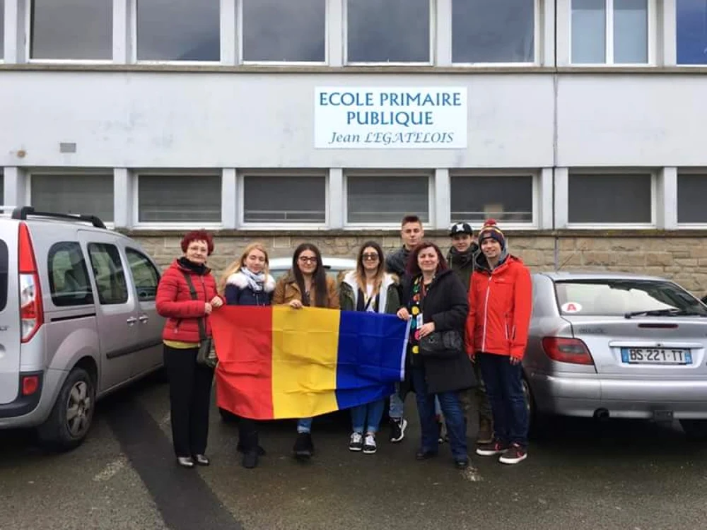 Trupa de teatru a liceului alături de profesori Foto: Colegiul Economic din Galaţi