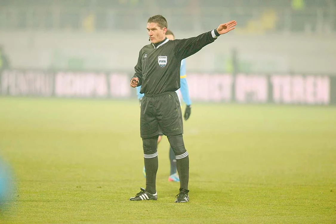 
    Istvan Kovacs a făcut praf partida de la Viitorul, acordând două eliminări pentru oaspeţi şi repetând un penalty al gazdelor, ratat în prmă fază şi transformat apoiFoto Click!  