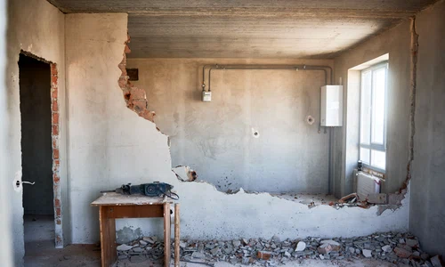 Demolare - zid spart - renovare FOTO Shutterstock 