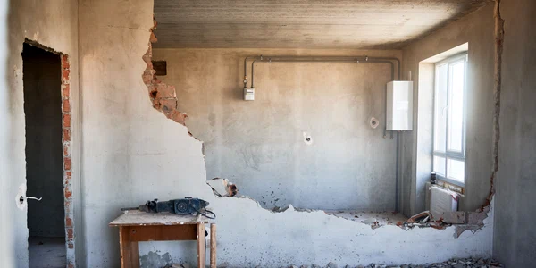 Demolare - zid spart - renovare FOTO Shutterstock 