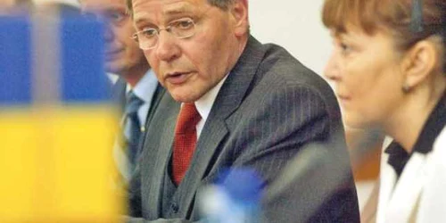 Ministrul olandez de Interne,  Piet-Hein Donner (stânga), unul dintre principalii opozanţi ai integrării României în Schengen