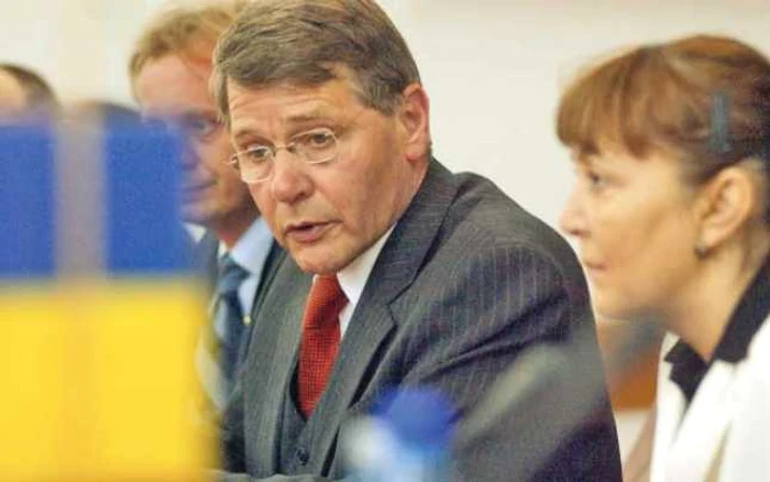 Ministrul olandez de Interne, Piet-Hein Donner (stânga), unul dintre principalii opozanţi ai integrării României în Schengen