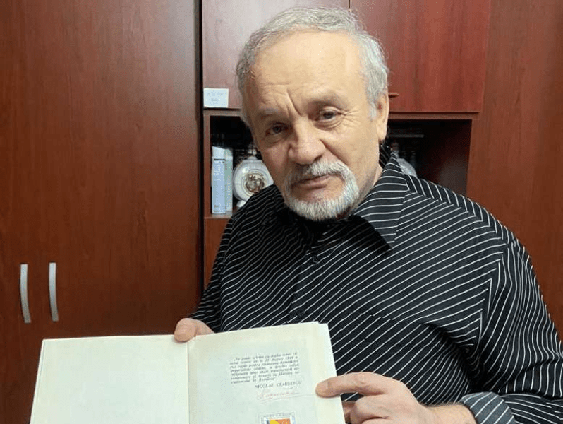Cartea cu singurul autograf dat de Ceaușescu, deținută de un cunoscut colecționar