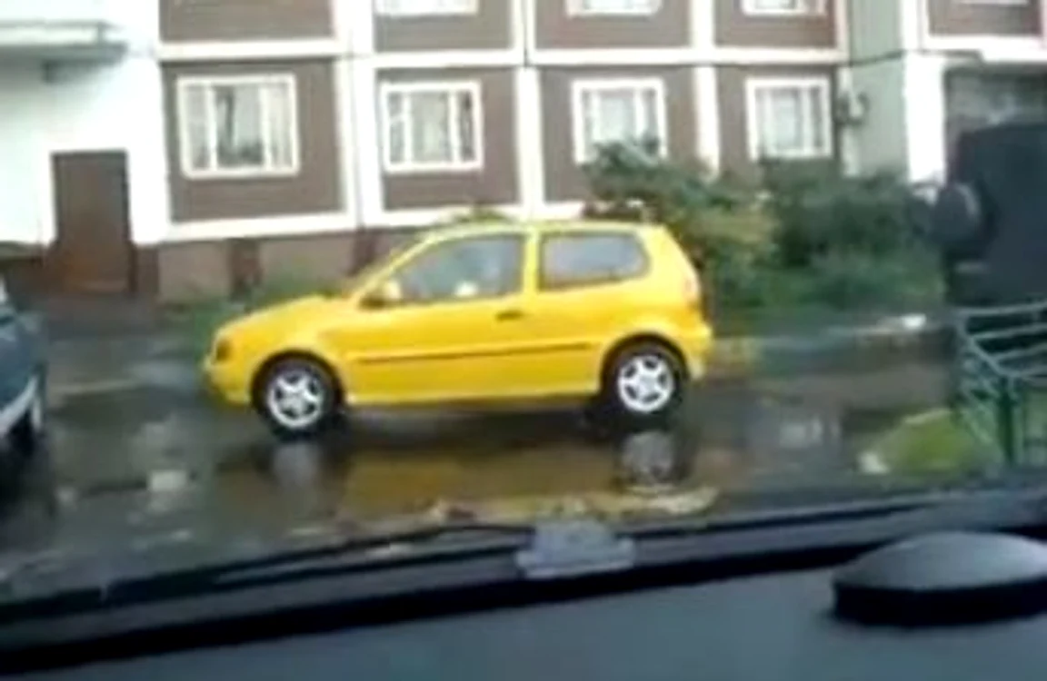 Femeia ajunge într-un final pe trotuar