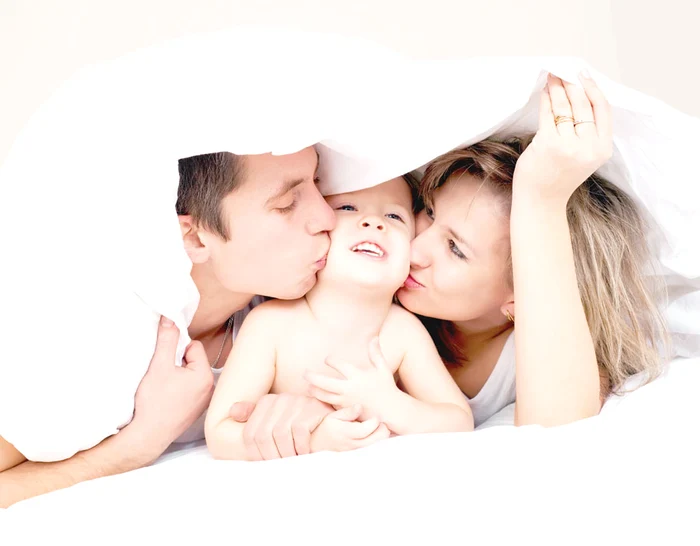 
    Fascinaţi de copil, părinţii uită de ei (fotografii: Shutterstock)  