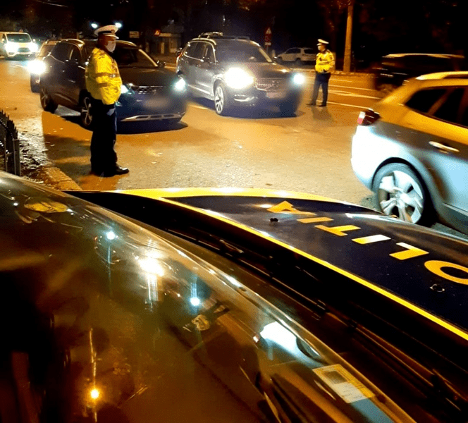 Copilă de 16 ani, izbită de o mașină, noaptea, într-o comună din Argeș