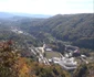 Panorama de pe Muntele Arnota cu aşezarea de la poale - comuna Costeşti şi Mănăstirea Bistriţa - Vâlcea Foto Adevărul