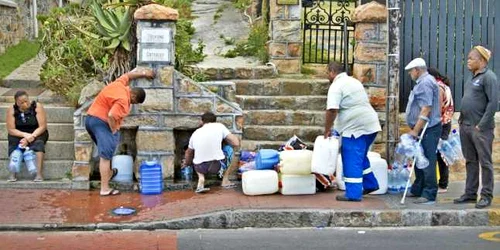 Oameni care colectează apă în Cape Town FOTO AFP 