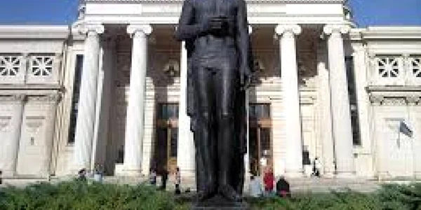 statuie eminescu ateneu