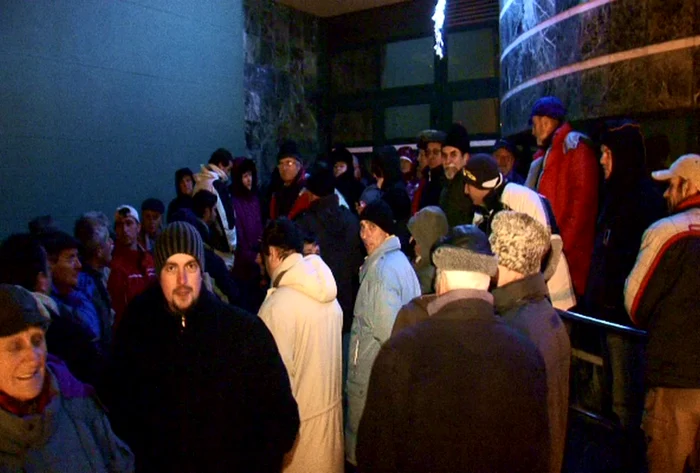 Oamenii au stat la coadă pentru a-şi depune dosarele.
