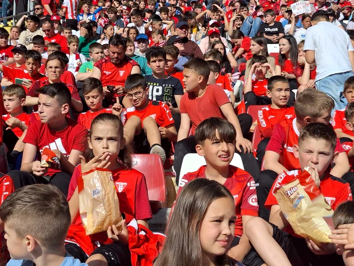 Copiii au făcut o atmosferă de vis la stadion FOTO Claudia Untaru