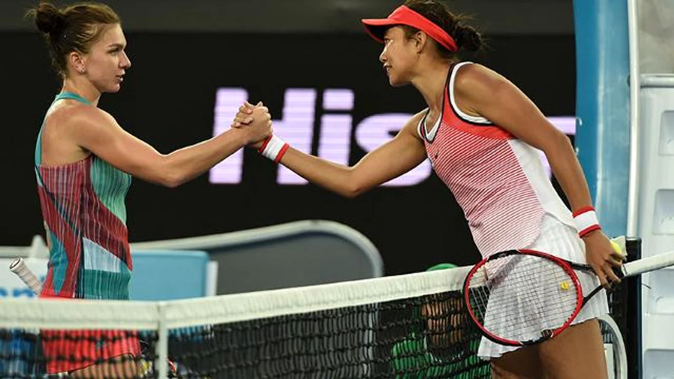 
    Simona Halep o felicită pe Zheng pentru victorie  