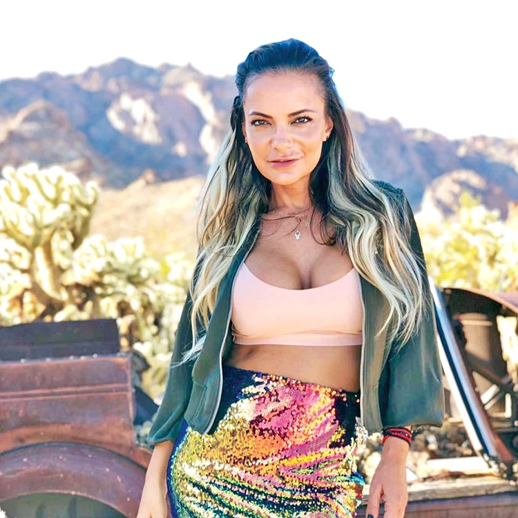 Andreea Antonescu s-a mutat în Los Angeles, însă cântă tot în România