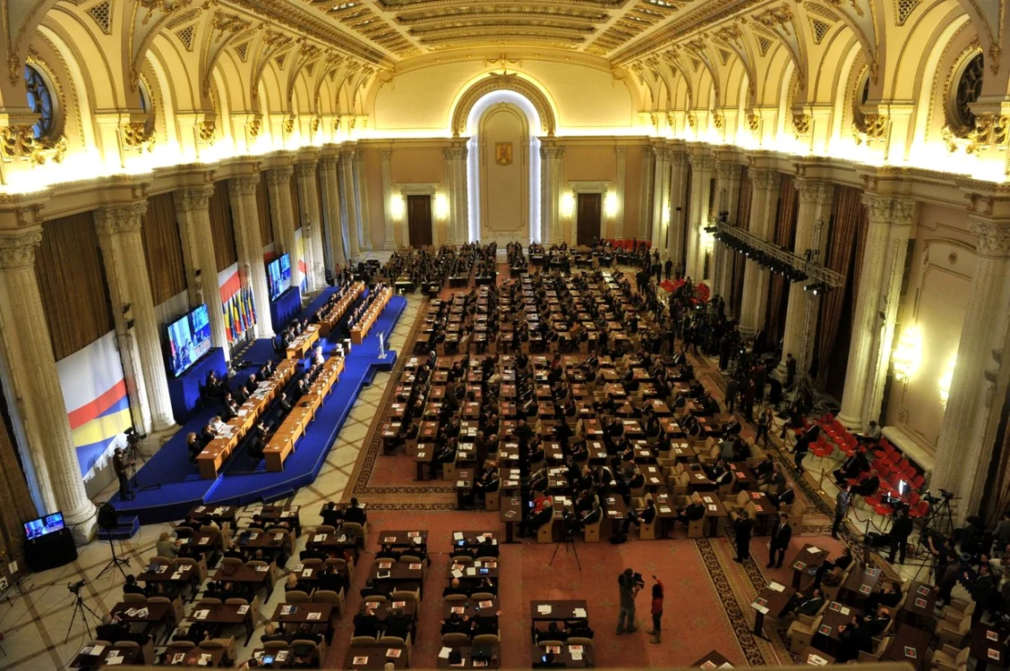 Parlamentarii îşi pot pierde facilităţile în caz de incompatibilitate  FOTO Adevarul
