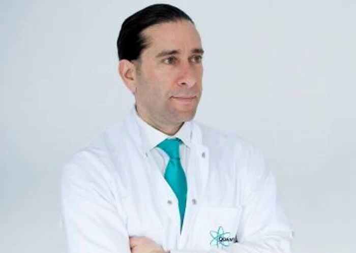 Dr. Jacob Barber este specialist în medicina alternativă holistică și cercetător cu peste 20 de ani de experiență