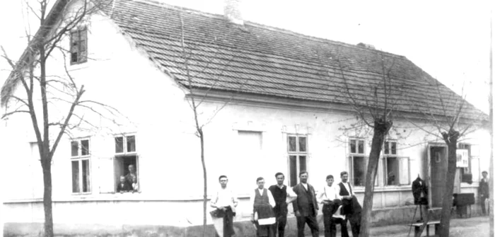 Imagine veche cu locuitorii satului bătăţean FOTO/ Arhiva Mircea Rusnac