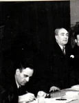Prezidiul Congresului Uniunii Sindicale CFR, care a avut loc pe 20 ianuarie 1945, în sala clubului de pe stadionul Giulești. Printre alții, din prezidiu face parte și Dej  (© „Fototeca online a comunismului românesc”, cota: 15/1945) 