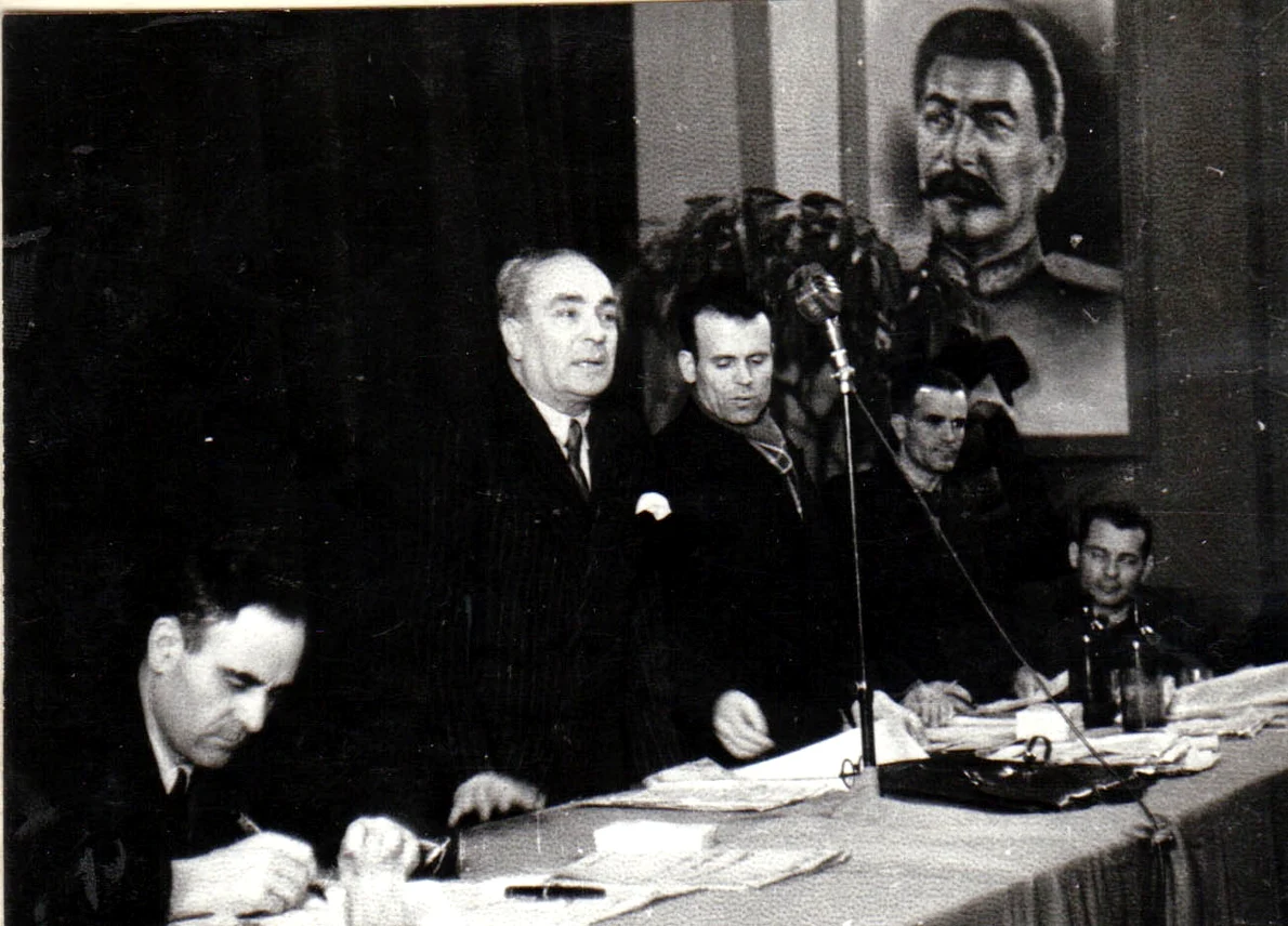 Prezidiul Congresului Uniunii Sindicale CFR, care a avut loc pe 20 ianuarie 1945, în sala clubului de pe stadionul Giulești. Printre alții, din prezidiu face parte și Dej  (© „Fototeca online a comunismului românesc”, cota: 15/1945) 