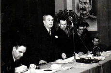 Prezidiul Congresului Uniunii Sindicale CFR, care a avut loc pe 20 ianuarie 1945, în sala clubului de pe stadionul Giulești. Printre alții, din prezidiu face parte și Dej  (© „Fototeca online a comunismului românesc”, cota: 15/1945) 