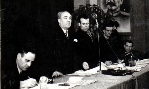 Prezidiul Congresului Uniunii Sindicale CFR, care a avut loc pe 20 ianuarie 1945, în sala clubului de pe stadionul Giulești. Printre alții, din prezidiu face parte și Dej  (© „Fototeca online a comunismului românesc”, cota: 15/1945) 