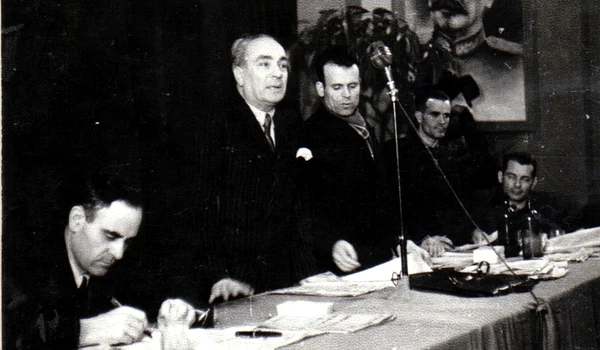 Prezidiul Congresului Uniunii Sindicale CFR, care a avut loc pe 20 ianuarie 1945, în sala clubului de pe stadionul Giulești. Printre alții, din prezidiu face parte și Dej  (© „Fototeca online a comunismului românesc”, cota: 15/1945) 