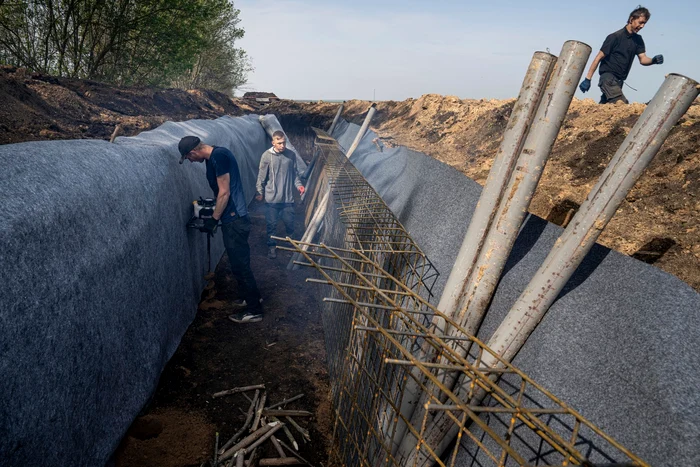 Muncitorii construiesc fortificații în apropiere de Harkov FOTO PROFIMEDIA