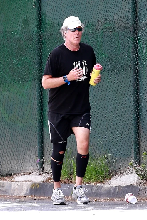 Will Ferrell a fost surprins zilele trecute la jogging cu o fașă elastică la genunchi