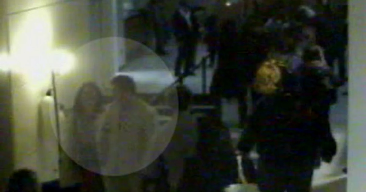 O îmbrăţişare în zona de securitate a iscat haosul în aeroport
