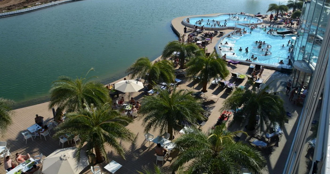 La Therme te poți bălăci printre palmieri