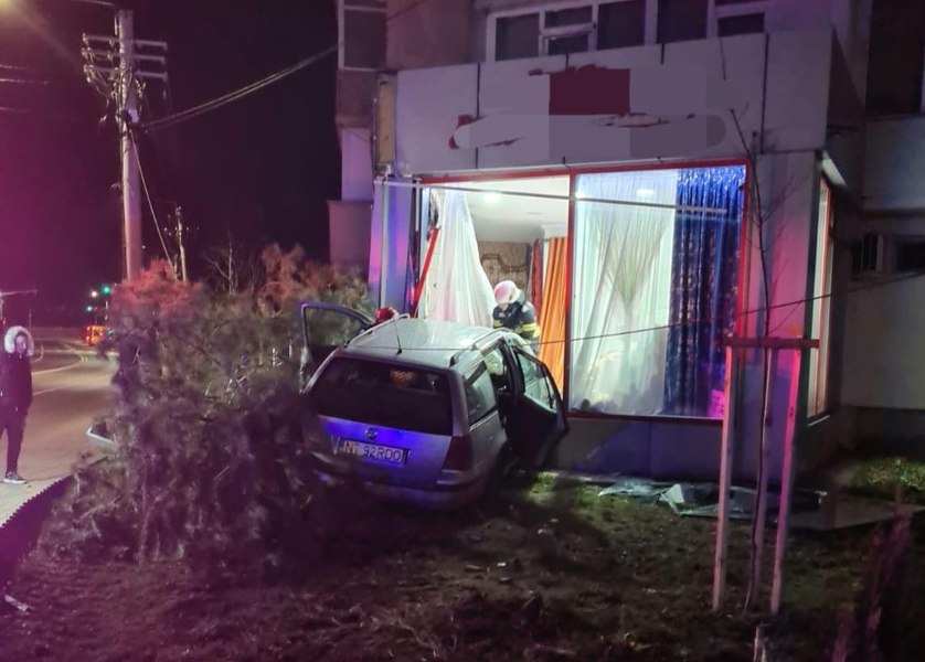 Mașină lovită de un pom, ricoșată într-un magazin. Cascadorie în zori de zi, la Neamț