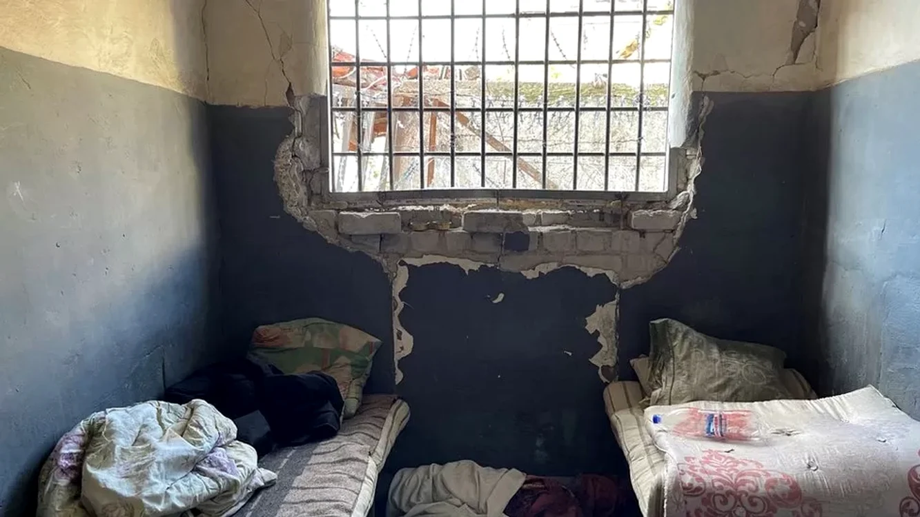 Cameră a prizonierilor dintr-o fostă secție de poliție din Izium / Foto via BBC