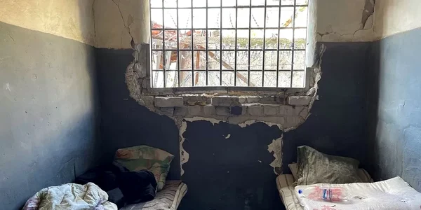Cameră a prizonierilor dintr-o fostă secție de poliție din Izium / Foto via BBC