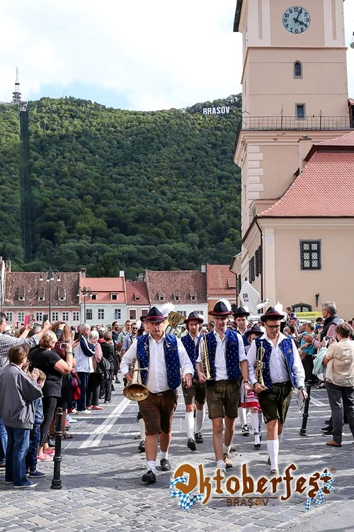 
    Cel mai mare festival din România dedicat berii și-a deschis porțile cu o defilare a fanfarelorFoto: oktoberfestromania.ro  