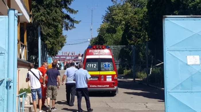 O ambulanță a fost chemată la închisoare pentru a interveni în caz de nevoie (foto: Ionuț Benea/Adevărul)
